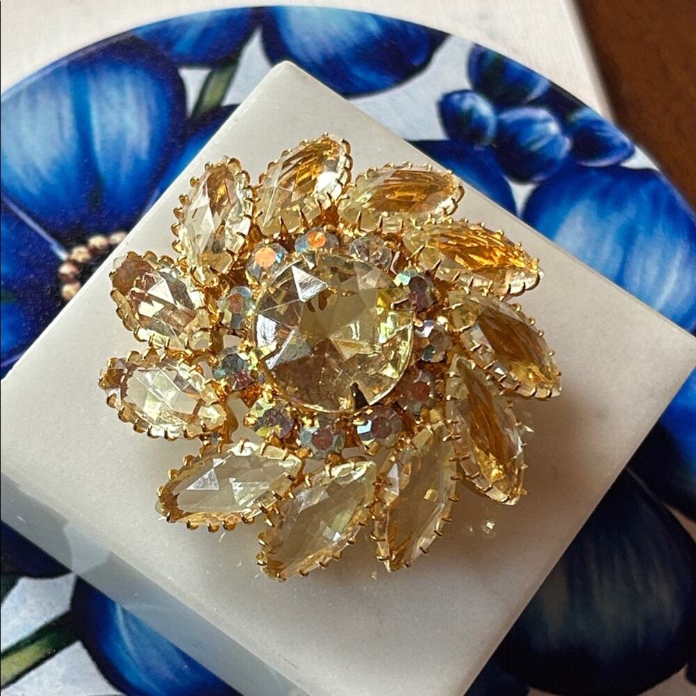 Gorgeous! Vintage flower clear crystal rhinestone brooch #B32 gold tone